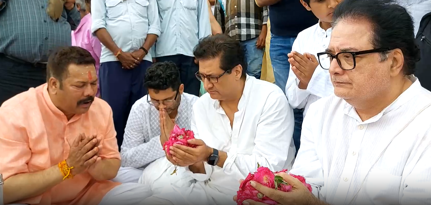 Manoj Kumar's ashes immersed in Ganga