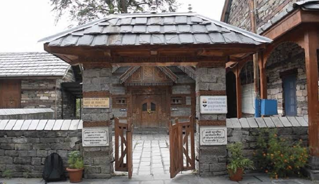 धार्मिक मान्यता है कि नग्गर कैसल देवी-देवताओं ने किया था स्थापित