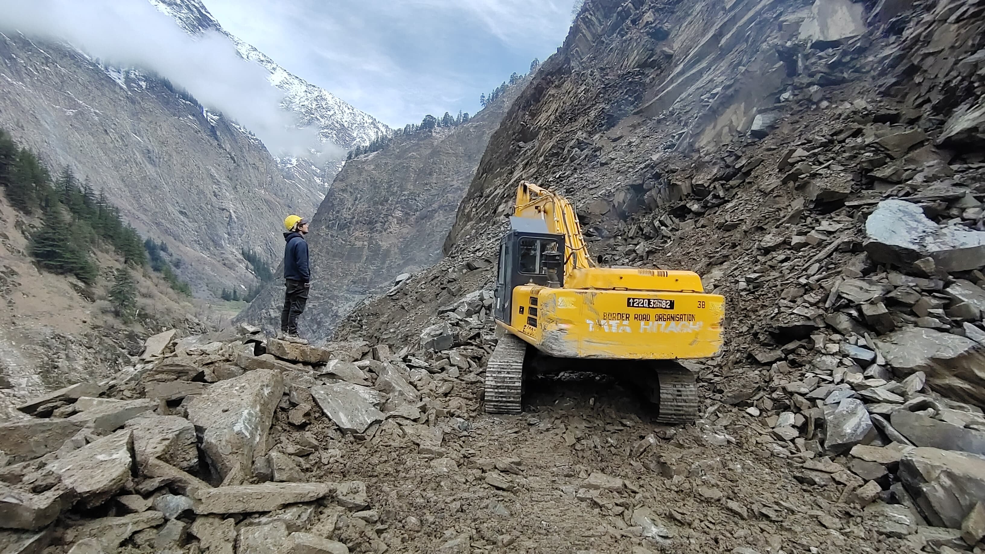 उदयपुर-किलाड़ सड़क पर लैंडस्लाइड