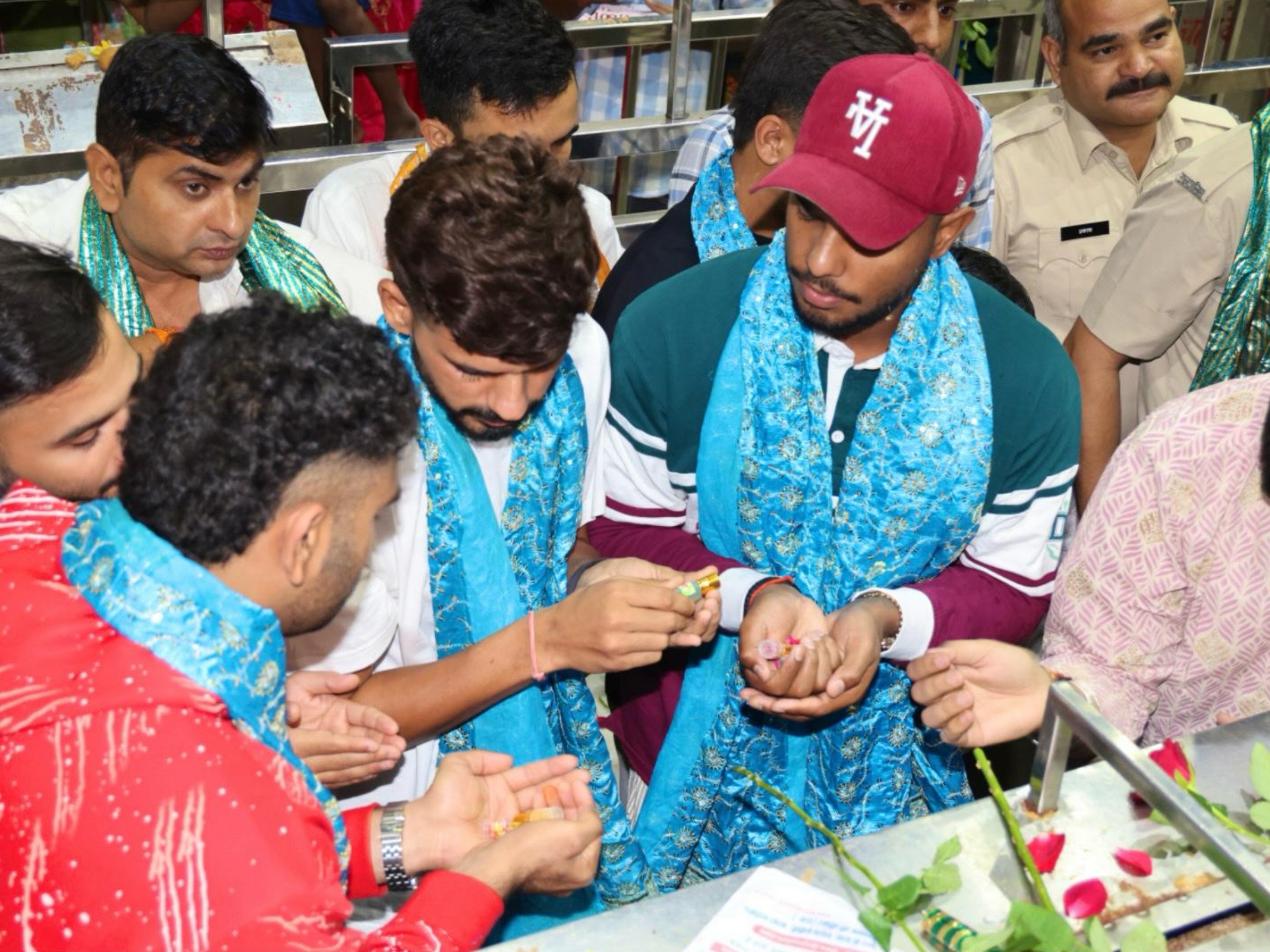RCB के खिलाड़ियों ने विधि विधान से की पूजा अर्चना