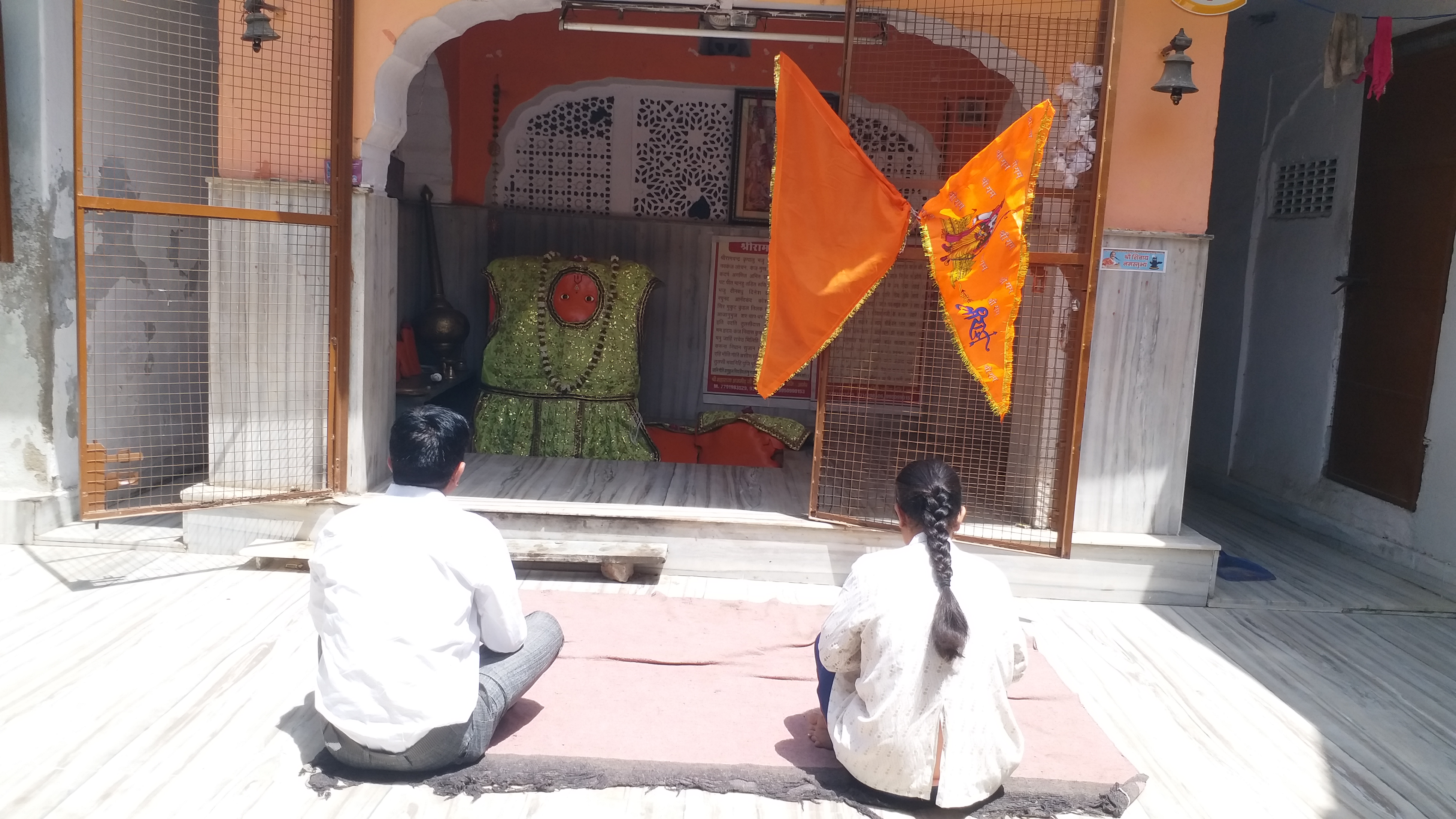 दूर-दूर से आते हैं भक्त