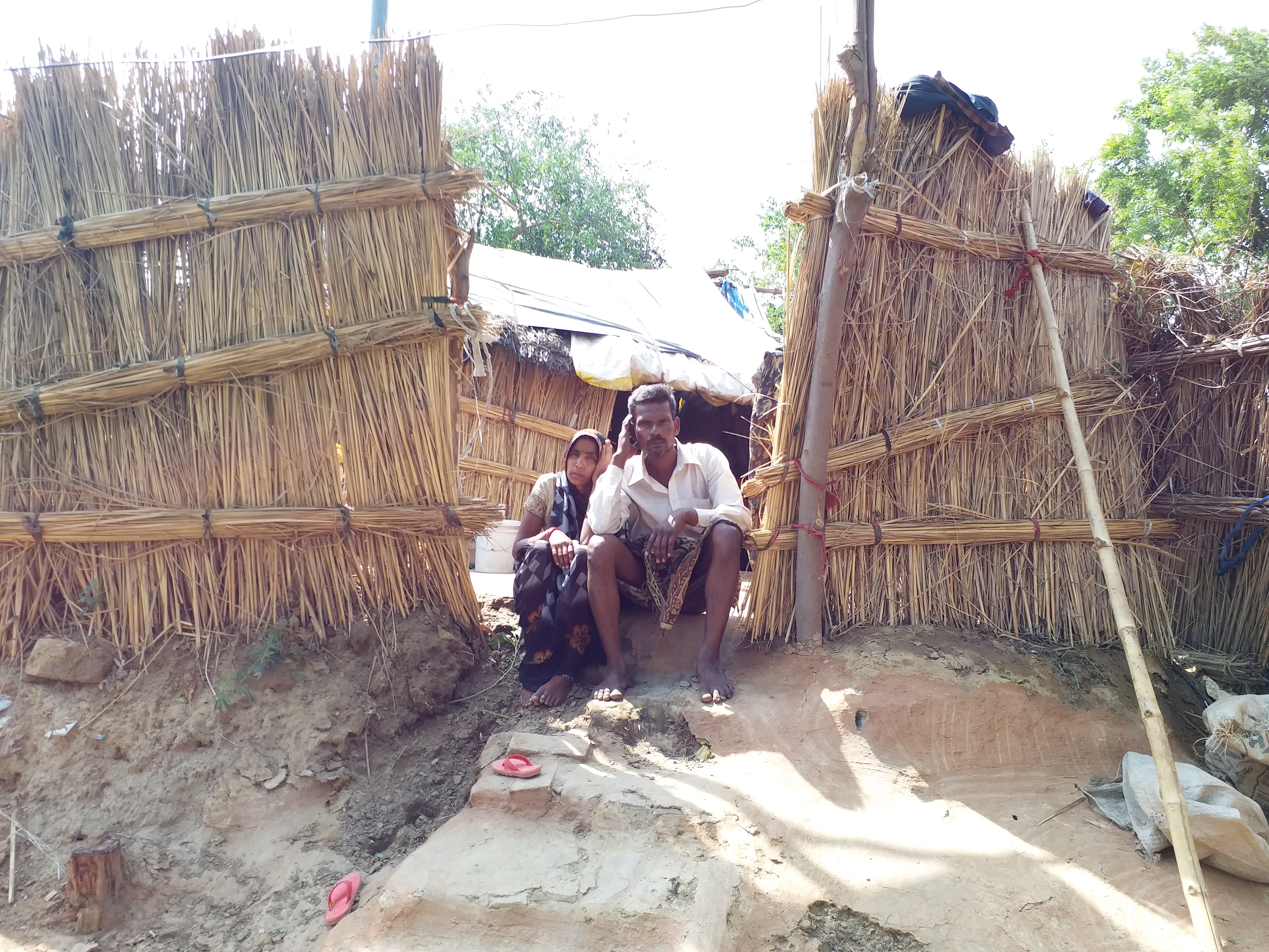 घर की दहलीज पर मायूस बैठे माता-पिता.