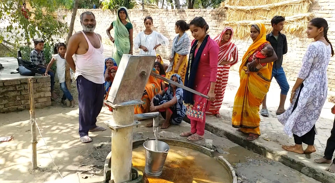 गांव में दो हैंडपंप लगे हैं. जहां से पूरा गांव पानी भरता है.