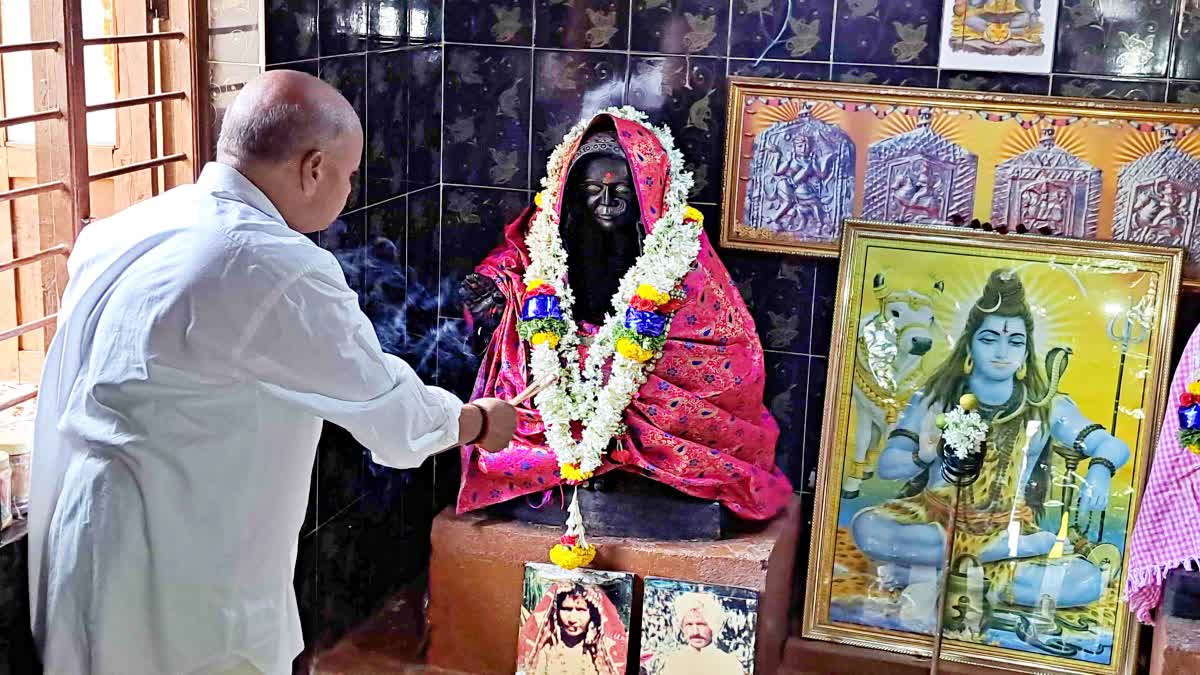 ತಾಯಿಗೆ ಪೂಜೆ ಸಲ್ಲಿಸುತ್ತಿರುವ ಪುತ್ರ