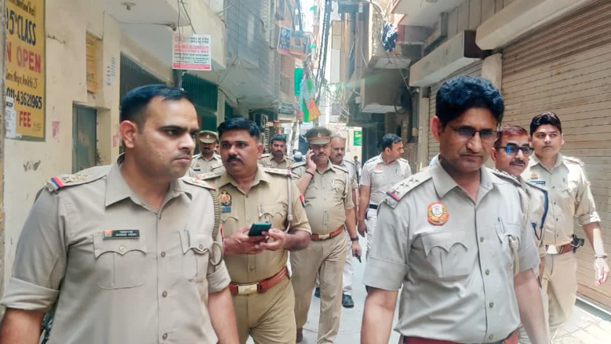 अमानतुल्लाह खान के घर दबिश देने पहुंची पुलिस