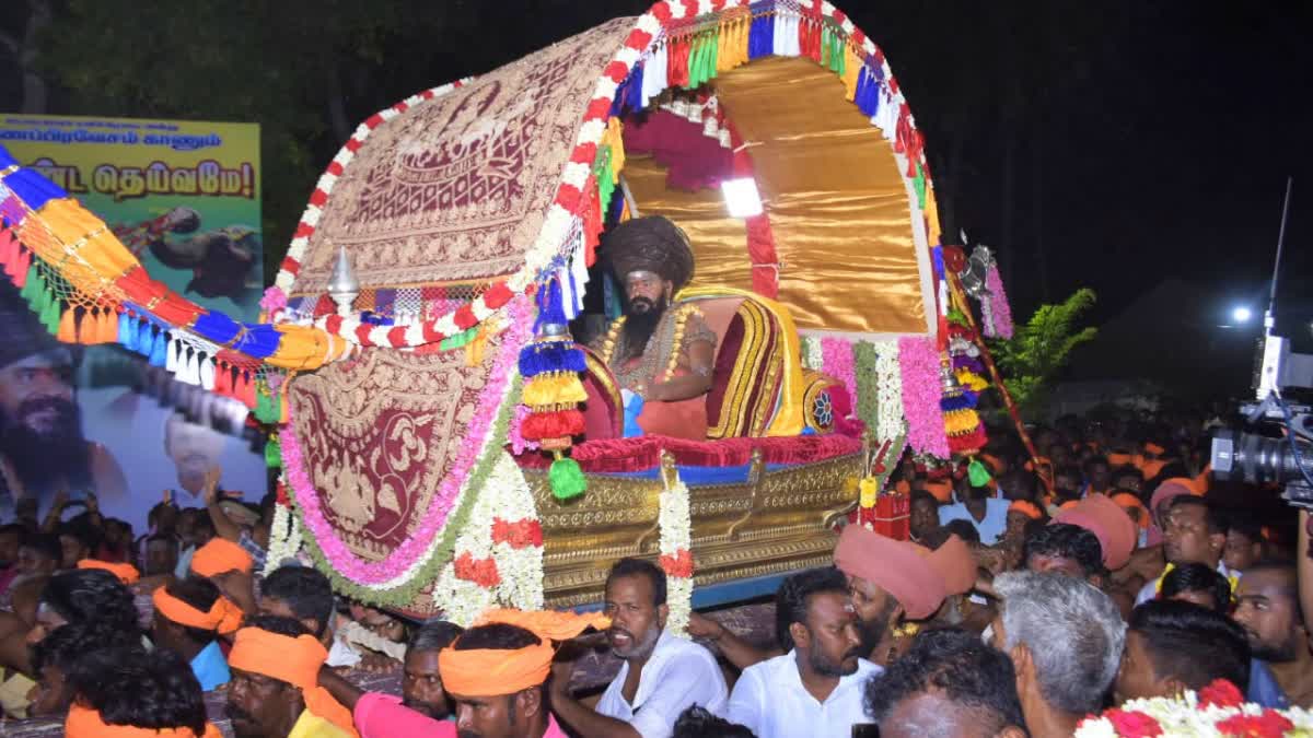 தருமபுரம் ஆதீனத்தை பக்தர்கள் பல்லக்கில் சுமக்கும் புகைப்படம்