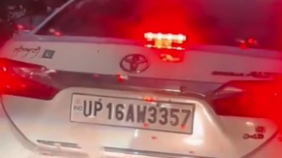 नोएडा में कार पर दिखा पाकिस्तानी झंडे का स्टीकर