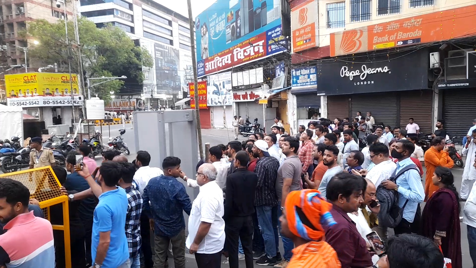 पटना में पीएम नरेंद्र मोदी रोड शो देखने के लिए पहुंचे लोग