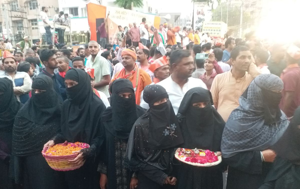 मोदी की रोड शो में मुस्लिम महिलाओं की भीड़