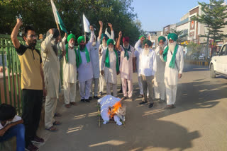 BKU Dakonda blew effigy of central and state government in Barnala