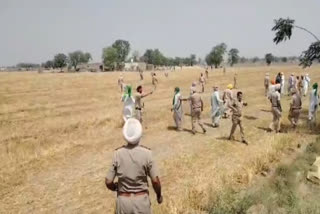 THE FARMERS PROTEST AGAINST THE BJP EVENT WERE CHASED AWAY BY THE POLICE IN THE FIELDS