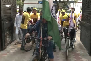 The Aam Aadmi Party's students' wing, Chhatra Yuva Sangharsh Samiti (CYSS), on Sunday took out a cycle rally here and appealed to the public to vote against "dictatorship".