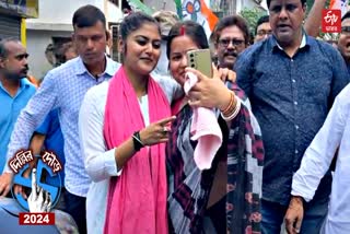 Saayoni Ghosh Campaigns at Jadavpur