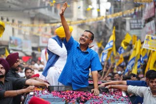 अरविंद केजरीवाल रोड शो करते हुए