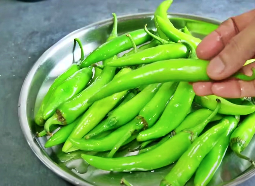 Green Chilli Gravy Curry