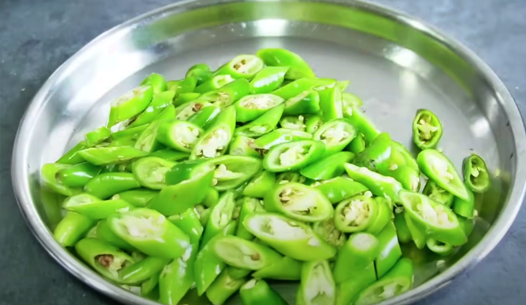 Green Chilli Gravy Curry