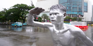 Indonesia's 'Silvermen' Beg To Make Ends Meet