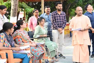 जनता दर्शन में फरियादियों की शिकायतें सुनते सीएम योगी आदित्यनाथ.