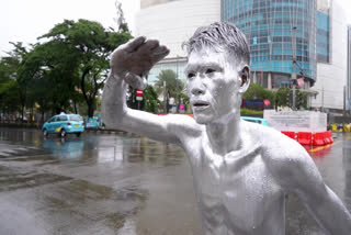 Indonesia's 'Silvermen' Beg To Make Ends Meet
