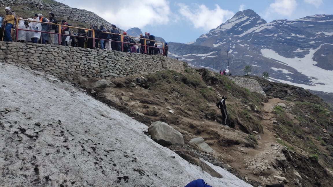 A path was made by cutting the glacier in Hemkund Sahib