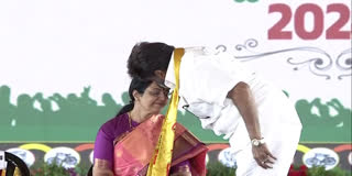 Balakrishna kiss to Bhuvaneshwari at Chandrababu Swearing Ceremony