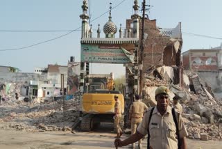 A meeting was also held with Rajnath Singh on the Akbar Nagar demolition operation, but no help came from anywhere