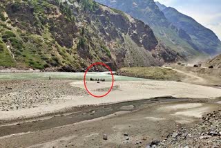 Tourist Car Stuck in Chandra river