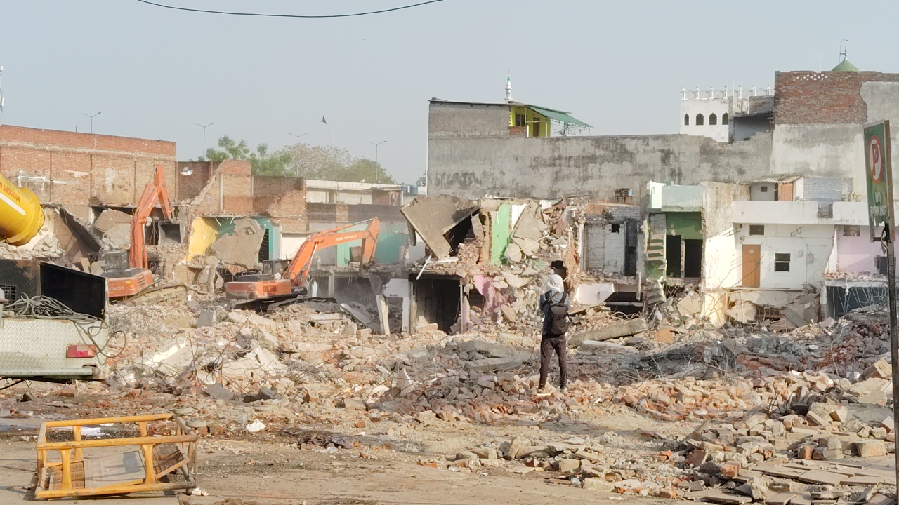 A meeting was also held with Rajnath Singh on the Akbar Nagar demolition operation, but no help came from anywhere