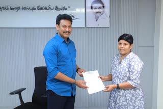 ஆசிரியை கனகலட்சுமிக்கு பாராட்டு தெரிவிக்கும் பள்ளிக்கல்வித்துறை அமைச்சர் அன்பில் மகேஸ் பொய்யாமொழி