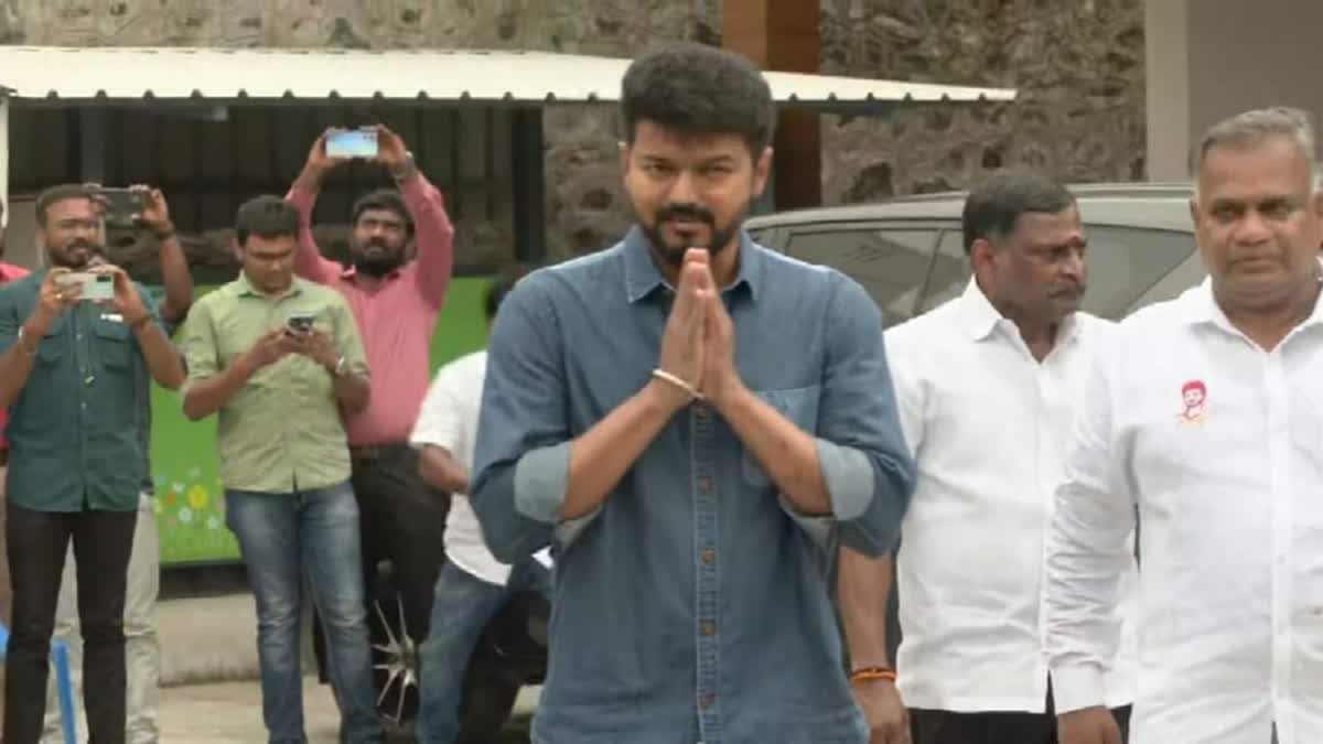 Vijay meets district heads of fans association  Actor Vijay meets his fans association heads  വിജയ് മക്കൾ ഇയക്കം  വിജയ്  വിജയ് മക്കൾ ഇയക്കം തലവന്മാരുമായി കൂടിക്കാഴ്‌ച  മക്കൾ ഇയക്കം ഭാരവാഹികളുമായി കൂടിക്കാഴ്‌ച  കൂടിക്കാഴ്‌ച നടത്തി നടൻ വിജയ്  മക്കൾ ഇയക്കം കൂടിക്കാഴ്‌ച നടത്തി വിജയ്  ഫാൻസ് അസോസിയേഷൻ ഭാരവാഹികൾ  വിജയ് ഫാൻസ് അസോസിയേഷൻ ഭാരവാഹികൾ  വിജയ് ഫാൻസ് അസോസിയേഷൻ  Vijay Makkal Iyakkam fans association  Vijay Makkal Iyakkam  Tamil Nadu  Tamil Nadu politics  vijay in to politics  Tamil Nadu assembly elections 2026  Tamil Nadu state politics  Vijay Makkal Iyakkam fans association  Vijay fans association