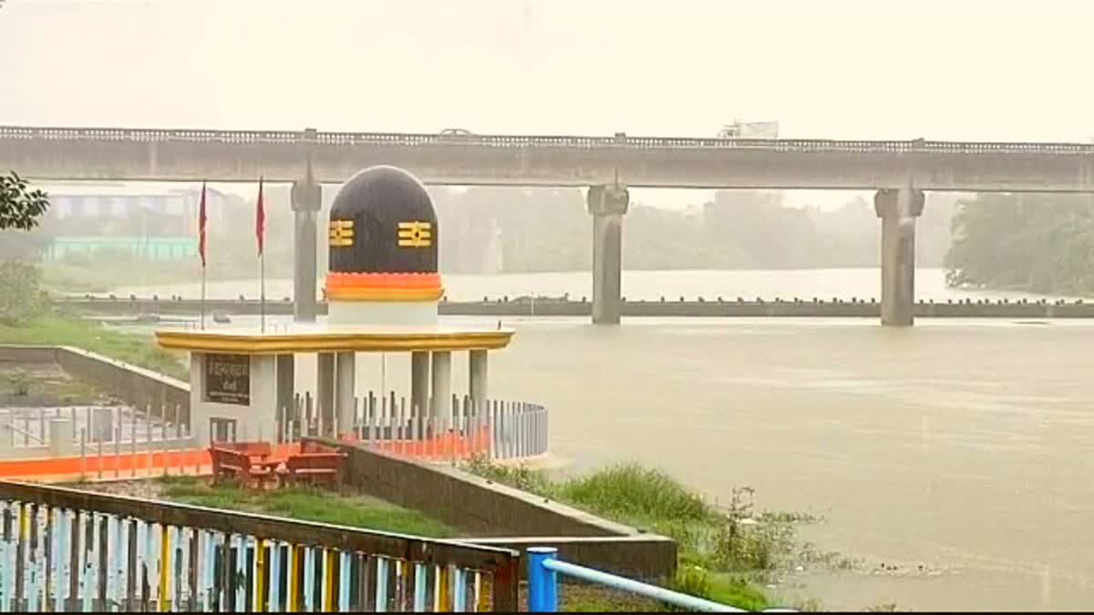 Navsari Rain : નવસારી જિલ્લામાં વરસાદી માહોલ જામ્યો, અનેક માર્ગ પર પાણી ભરાતા વાહન વ્યવહાર બંધ