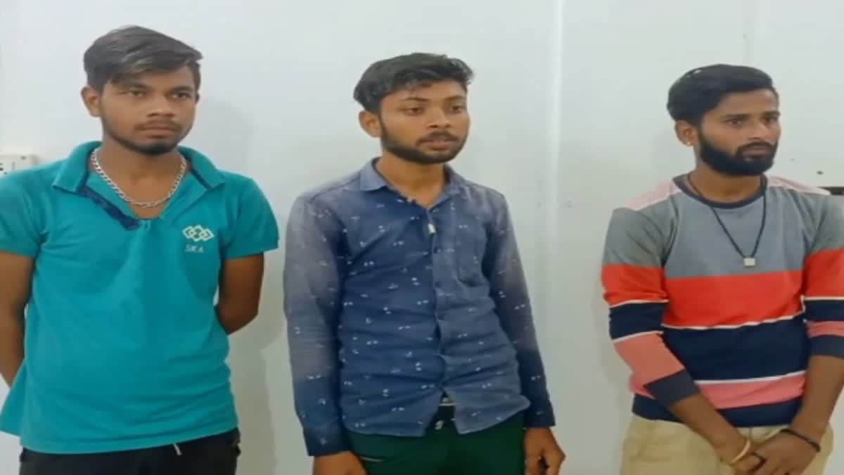 news updates in Chhattisgarh  Three youths arrested in beating up a tribal youth  beating up a tribal youth  JCB news updates  latest news in JCB  മൊബൈല്‍ ഫോണ്‍ മോഷ്‌ടിച്ചെന്നാരോപണം  ആദിവാസി യുവാവിനെ ജെസിബിയില്‍ കെട്ടിയിട്ടു  സര്‍ഹാരി  ആദിവാസി യുവാവിനെ ജെസിബിയില്‍ കെട്ടി