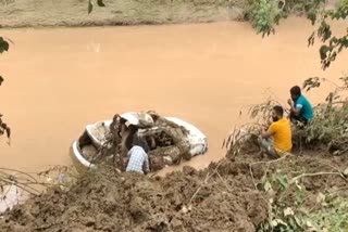 car drifted in rao river