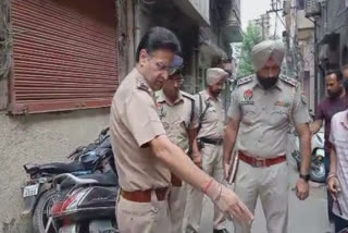 In Amritsar, robbers attacked youths and looted them