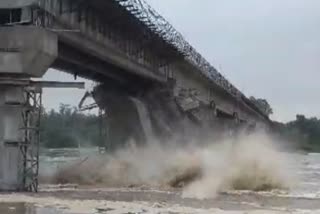 Viral Video : ખેડામાં નદી પર નિર્માણાધિન બ્રિજનું સ્ટ્રક્ચર પાણીમાં તણાયું, વિડીયો થયો વાયરલ