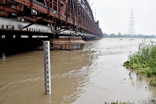 yamuna water level crosses warning mark