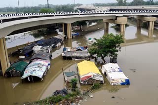 Yamuna river break all time record water level  Yamuna river  all time record water level  heavy rain  rainfall in the catchment areas  ഡല്‍ഹിയെ വലച്ച് മഴ  യമുന നദിയിലെ ജലനിരപ്പ്  യമുന നദി  യമുന  നദി  ജലനിരപ്പ്  ദുരിത മേഖലയിലുള്ളവരെ മാറ്റി പാര്‍പ്പിച്ചു  മാറ്റി പാര്‍പ്പിച്ചു  രാജ്യതലസ്ഥാനം  സിഡബ്ല്യുസി