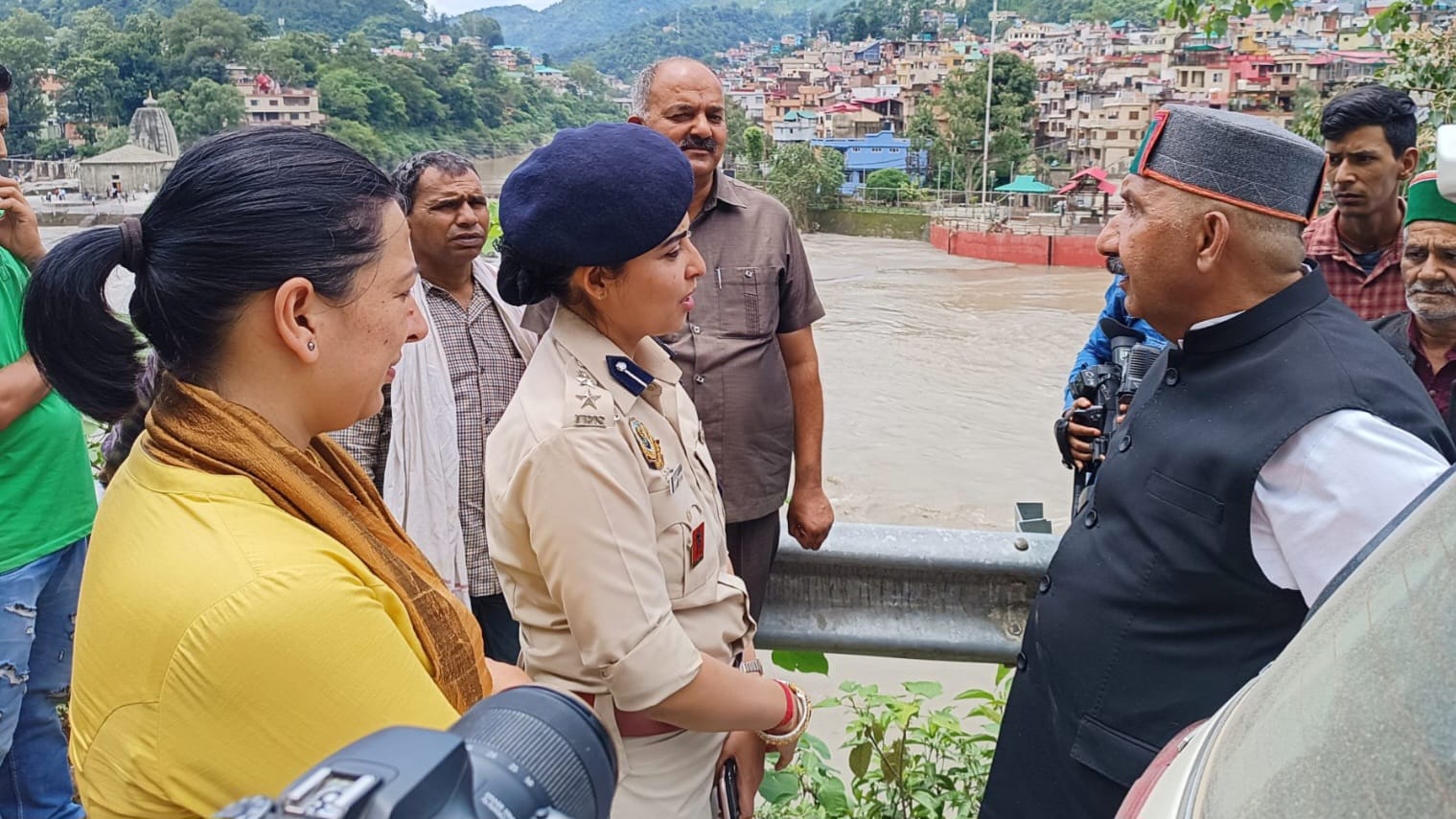 Deputy CM Mukesh Agnihotri met flood victims in Mandi.