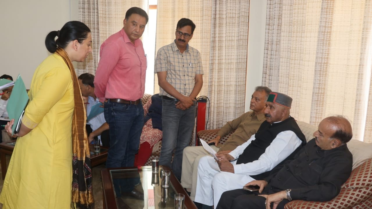 Deputy CM Mukesh Agnihotri met flood victims in Mandi.