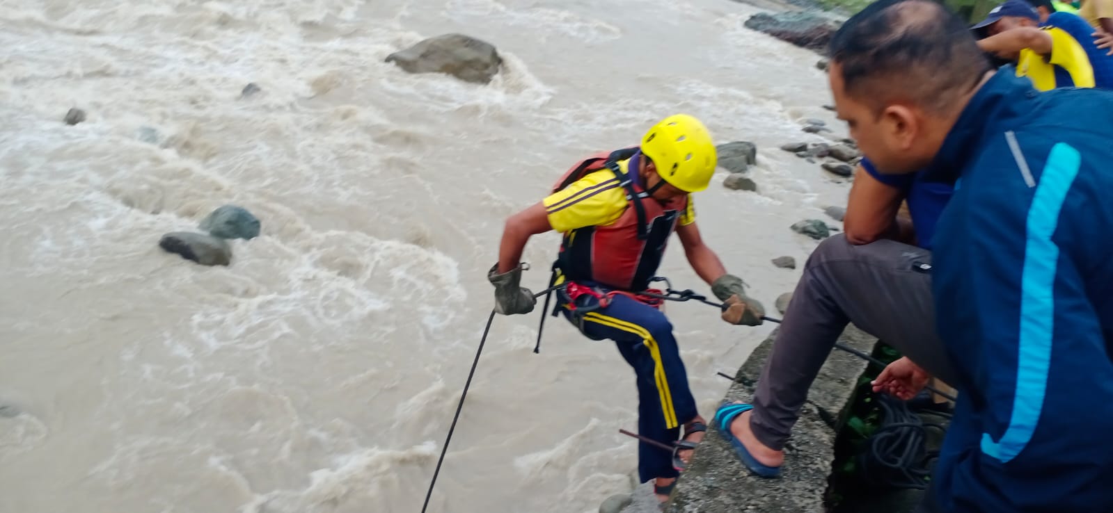 car fell into the Khoh river due to mud