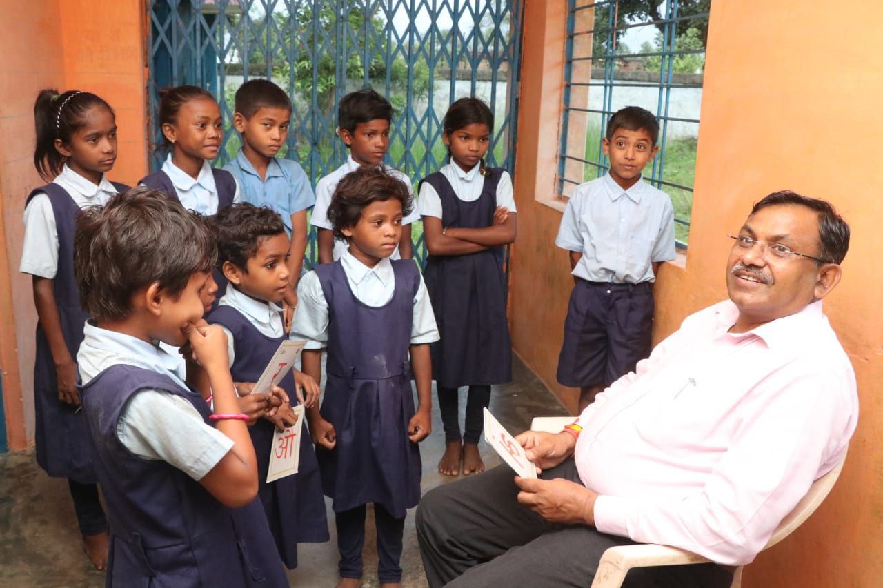 SHAHDOL COMMISSIONER VISIT SCHOOLS