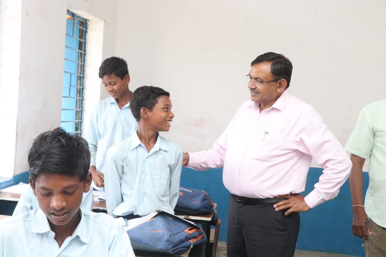 SHAHDOL COMMISSIONER VISIT SCHOOLS