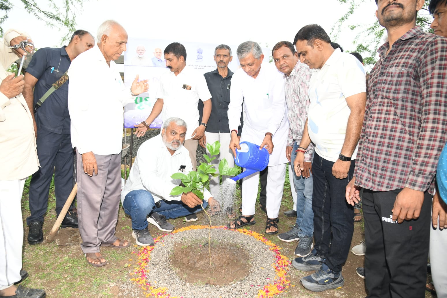 પાણી પુરવઠા મંત્રી કુંવરજી બાવળિયાના હસ્તે 85 પરિવારોને જમીનની સુધારા સનદ વિતરણ