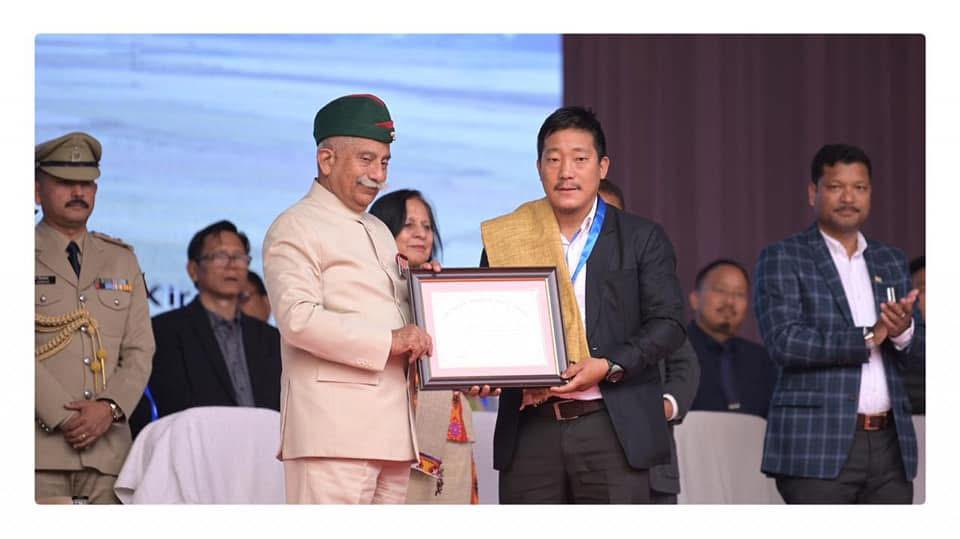 ताका तामुत सम्मान हासिल करते हुए