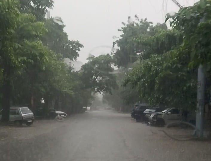 up rain alert imd warning rain thunder lightning up 11 districts today weather update.