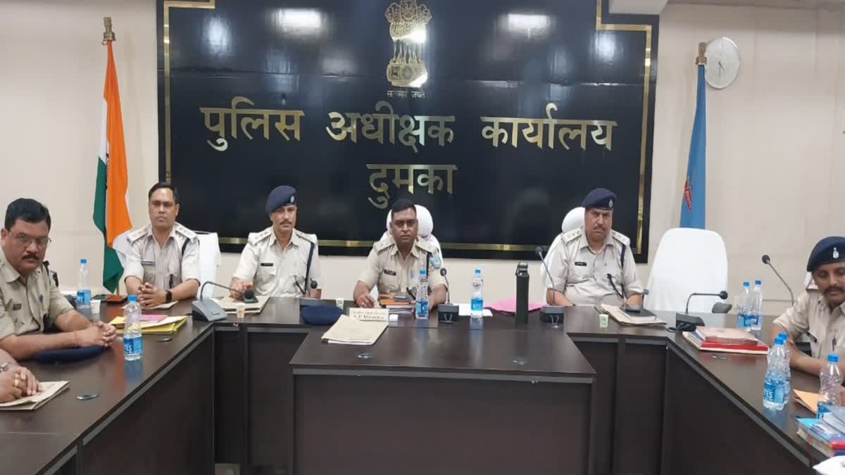 Etv Bharatsp-arrived-dumka-take-stock-of-patrolling-two-jawans-were-seen-sleeping-on-duty