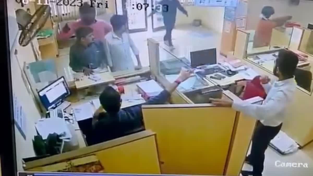 Surat Bank Robbery: સુરત ચકચારી બેંક ઓફ મહારાષ્ટ્ર લૂંટ પ્રકરણમાં લૂંટારુઓ ચોરીની બાઈક લઈને બેંકમાં આવ્યા હતા, સિક્યુરિટી ગાર્ડ નહોતો