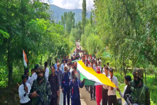 400 metre long tricolour  400 metre long tricolour at Tiranga rally  Tiranga rally in Anantnag  400 ಮೀಟರ್​ ಉದ್ದದ ತ್ರಿವರ್ಣ ಧ್ವಜ  ತ್ರಿವರ್ಣ ಧ್ವಜ ಹಿಡಿದು ಸಾಗಿದ ಶಾಲಾ ಮಕ್ಕಳು  ಲೆಕ್ಕವಿಲ್ಲದಷ್ಟು ಸ್ವಾತಂತ್ರ್ಯ ಹೋರಾಟಗಾರರು  ಜಿಲ್ಲೆಯಲ್ಲಿ ಮಕ್ಕಳು ರ‍್ಯಾಲಿ ಮತ್ತು ಪ್ರಚಾರ  ಶಾಲಾ ಮಕ್ಕಳ ಬೃಹತ್ ತಿರಂಗಾ ರ‍್ಯಾಲಿ