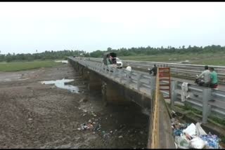Navsari Bridge: નવસારીના બીલીમોરા અમલસાડ વચ્ચે અંબિકા નદી પર બનાવવામાં આવેલો પુલ નબળો પડ્યો