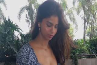 Suhana Khan, the daughter of Bollywood superstar Shah Rukh Khan and Gauri Khan, recently displayed a heartwarming act of compassion on the bustling streets of Mumbai. A paparazzo captured the touching moment and shared it on Instagram, sparking admiration and praise from numerous quarters.